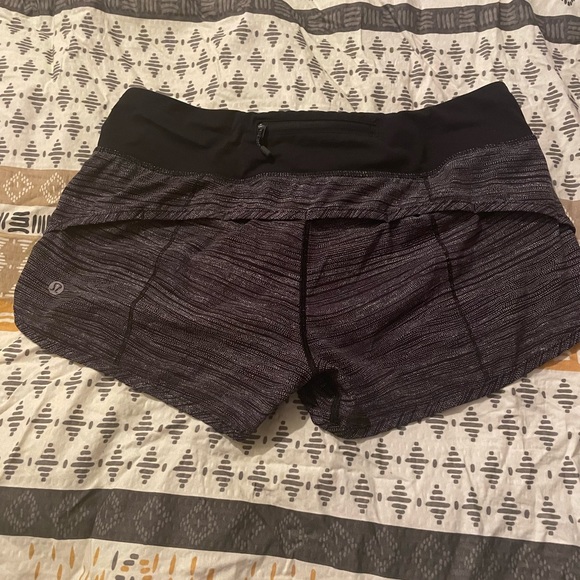 Size 6 lululemon speed shorts - Picture 1 of 2